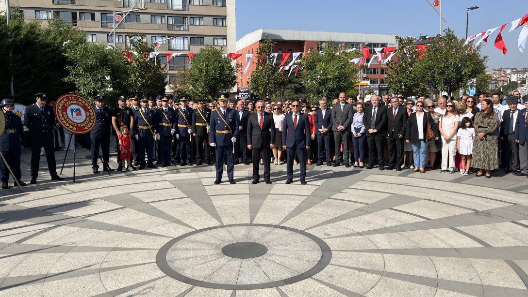 30 Ağustos Zafer Bayramı Münasebetiyle Taşdelen Meydanı'nda Atatürk Anıtına Çelenk Sunma Töreni Gerçekleştirildi