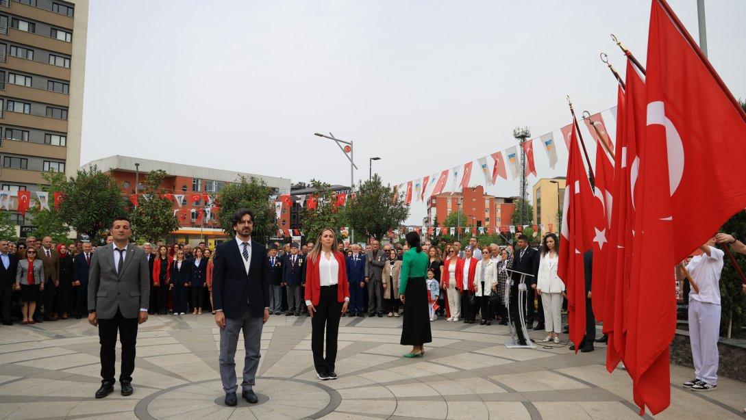23 Nisan Ulusal Egemenlik ve Çocuk Bayramı Töreni Atatürk Anıtı'na Çelenk Sunumuyla Başladı