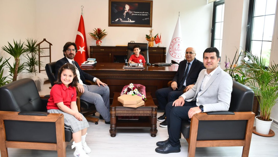 İlçe Millî Eğitim Müdürümüz Mustafa Akhan Makam Koltuğunu Öğrencilerimiz Derin İdigü ve Eymen İnce'ye Devretti